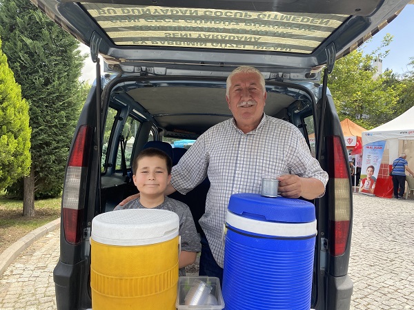 Burada para değil dua geçiyor! Emekli adamdan takdir toplayan davranış