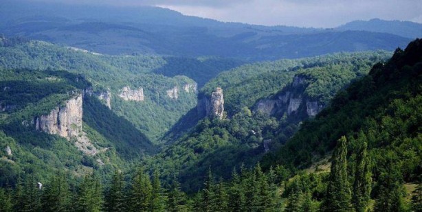 Foto - Burada yaşamak için cesaret şart! İlçe öyle bir yere kurulmuş ki...