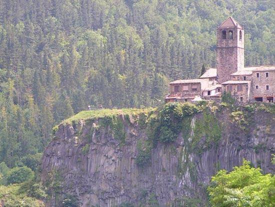 Foto - Burada yaşamak için cesaret şart! İlçe öyle bir yere kurulmuş ki...
