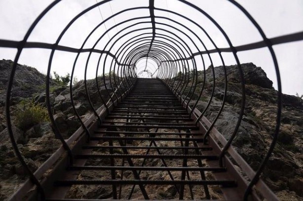 Foto - Burada yaşamak için cesaret şart! İlçe öyle bir yere kurulmuş ki...