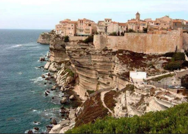 Foto - Burada yaşamak için cesaret şart! İlçe öyle bir yere kurulmuş ki...