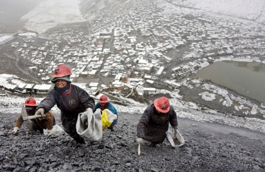 Foto - Buranın topraklarından altın fışkırıyor! Maden sahipleri, çalışanlara 'Altını bulun sizin olsun' diyerek izin verdi