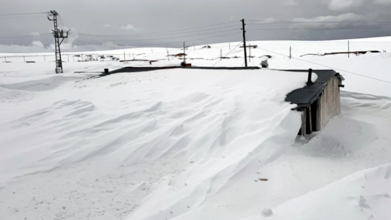 Burası Sibirya değil Türkiye! Evler kar altında kaldı!