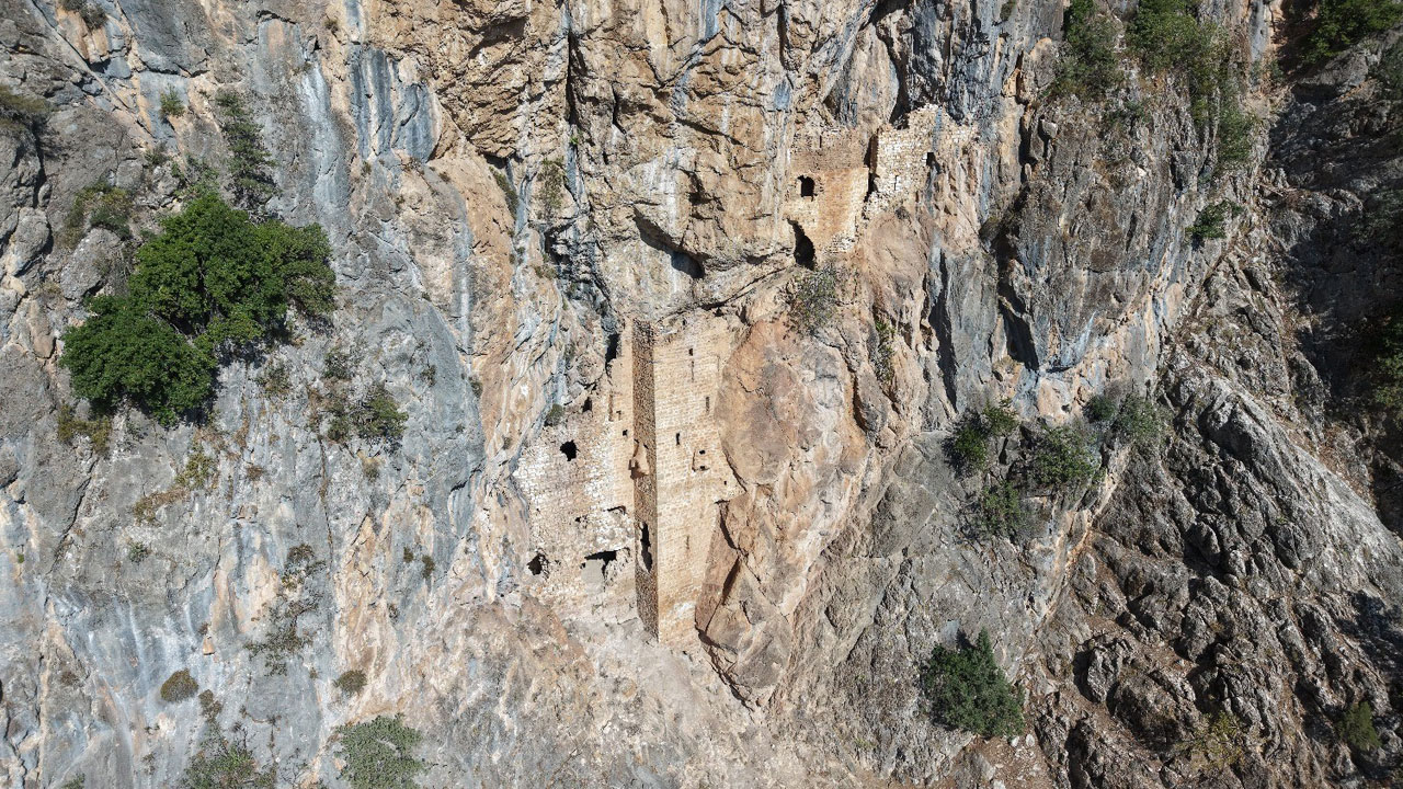 Burası Trabzon değil Adana! Dağların kalbinde kayıp bir Sümela
