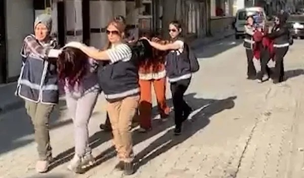 Foto - 'Buraya devlet giremez' dediler! Saklandıkları mağaradan böyle çıkarıldılar