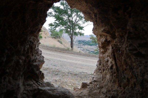 Foto - Buraya girebilmek için cüce olmak gerekiyor! O dağ yıllardır gizemini koruyor