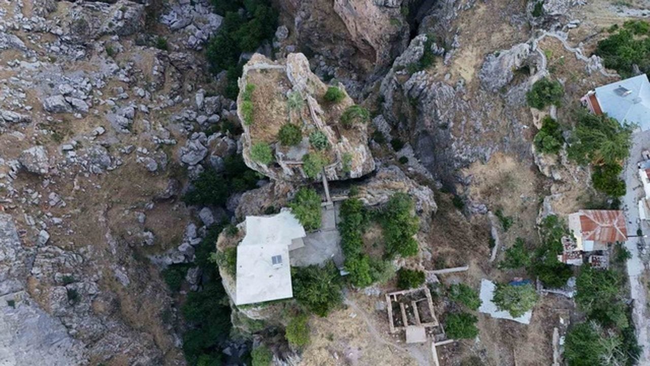 Burayı gören dönüp bir daha bakıyor: Farklı kayalardaki ev ve bahçesine sadece köprü ile ulaşılıyor