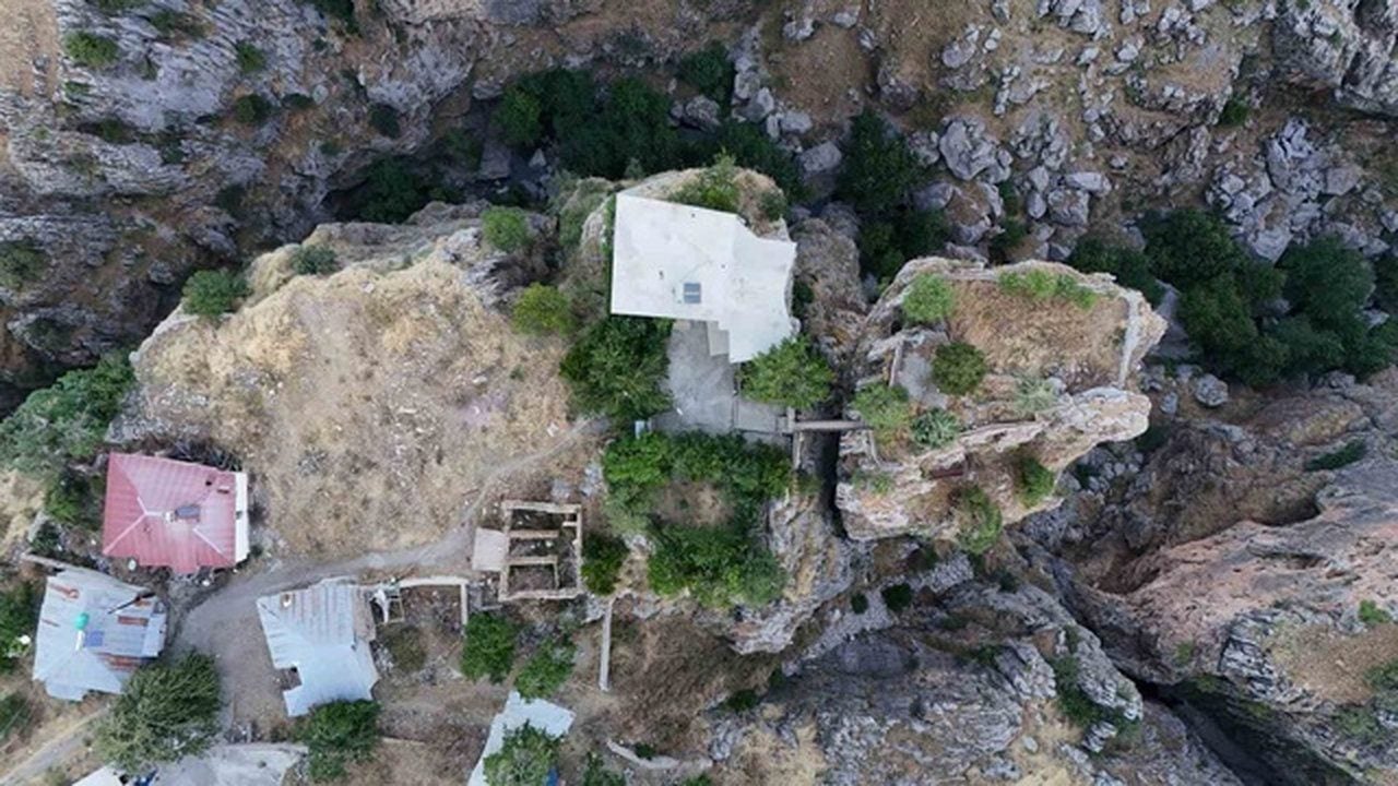 Foto - Burayı gören dönüp bir daha bakıyor: Farklı kayalardaki ev ve bahçesine sadece köprü ile ulaşılıyor