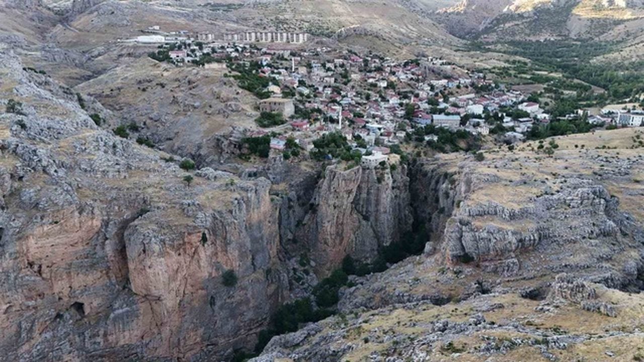 Foto - Burayı gören dönüp bir daha bakıyor: Farklı kayalardaki ev ve bahçesine sadece köprü ile ulaşılıyor