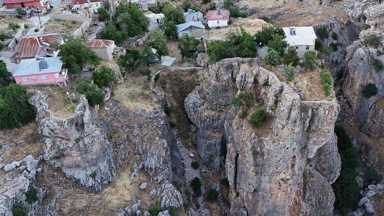 Foto - Burayı gören dönüp bir daha bakıyor: Farklı kayalardaki ev ve bahçesine sadece köprü ile ulaşılıyor
