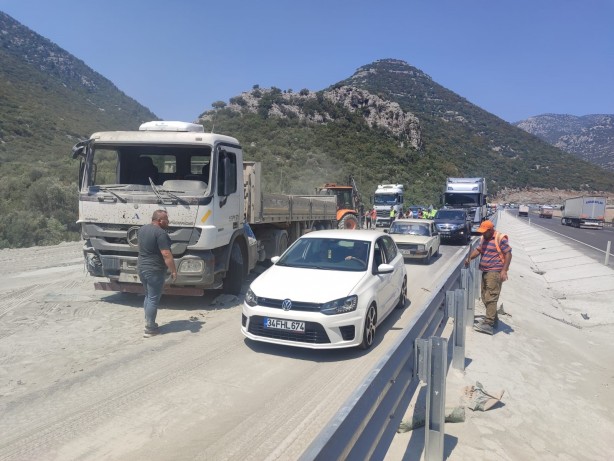 Foto - Burdur-Antalya karayolunda tır devrildi, yol trafiğe kapandı