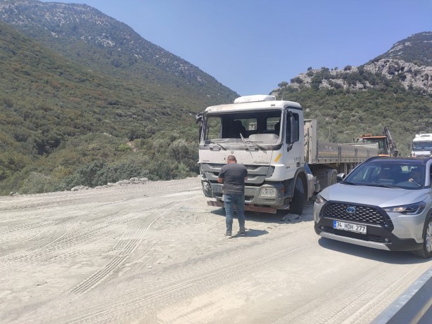 Foto - Burdur-Antalya karayolunda tır devrildi, yol trafiğe kapandı