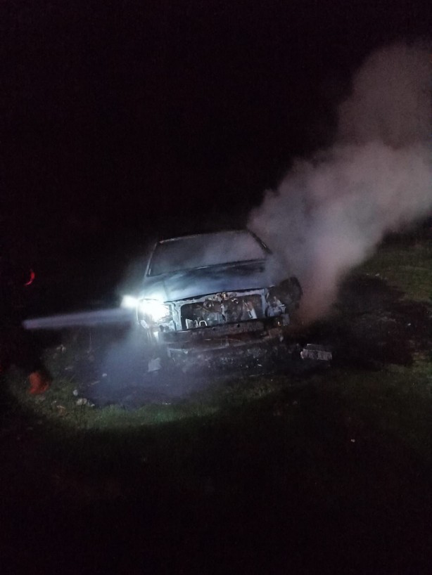 Foto - Burdur’da araziye bırakılan otomobil yanarak kullanılamaz hale geldi