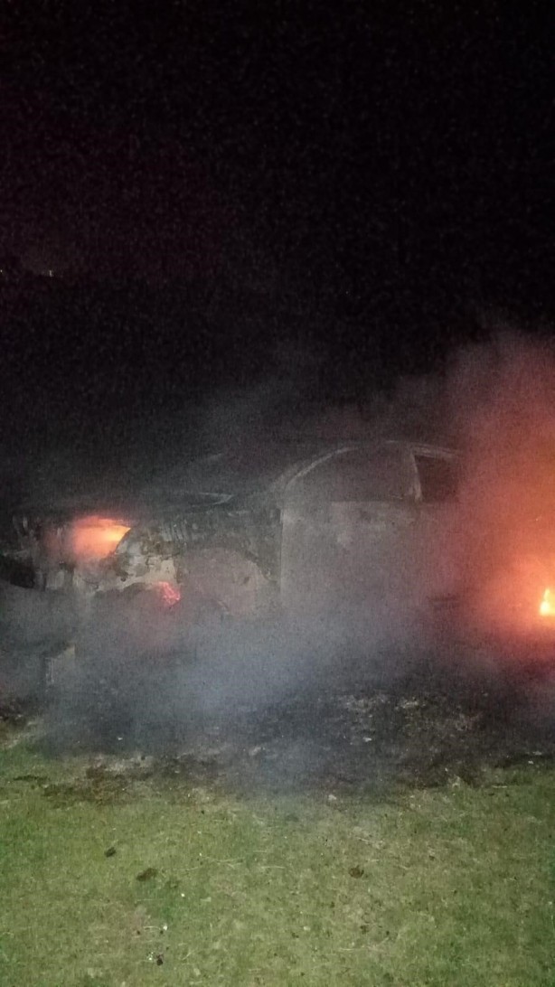 Foto - Burdur’da araziye bırakılan otomobil yanarak kullanılamaz hale geldi