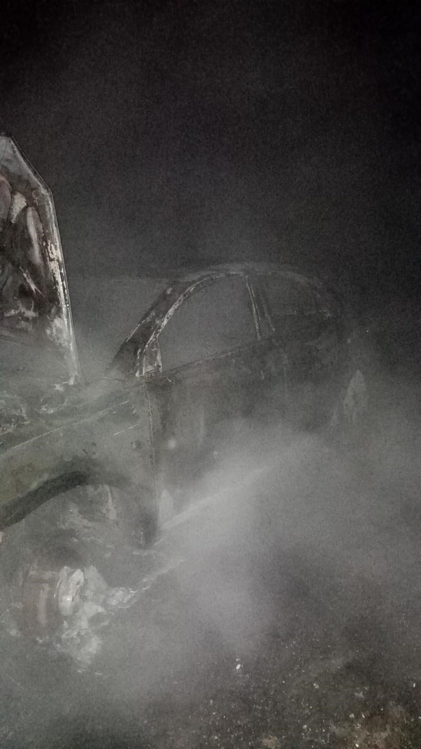 Foto - Burdur’da araziye bırakılan otomobil yanarak kullanılamaz hale geldi