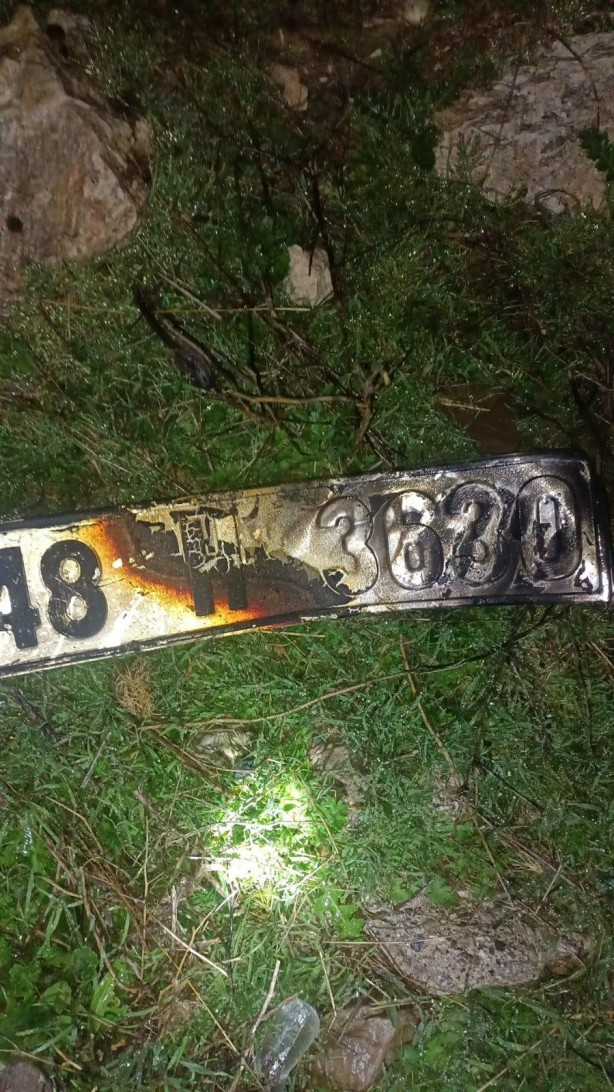 Foto - Burdur’da araziye bırakılan otomobil yanarak kullanılamaz hale geldi