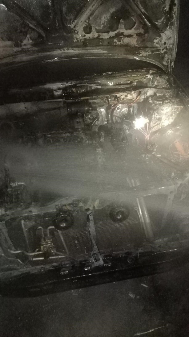 Foto - Burdur’da araziye bırakılan otomobil yanarak kullanılamaz hale geldi