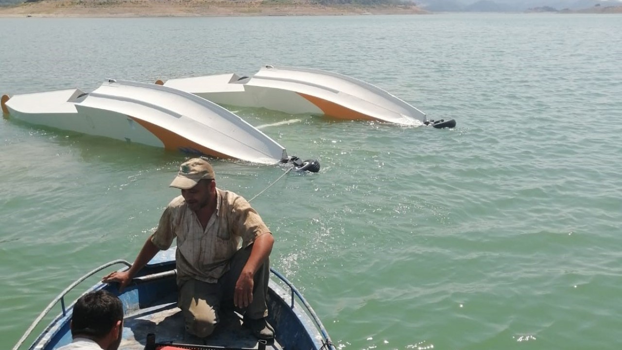 Burdur'da barajdan su almaya çalışan uçak düştü!