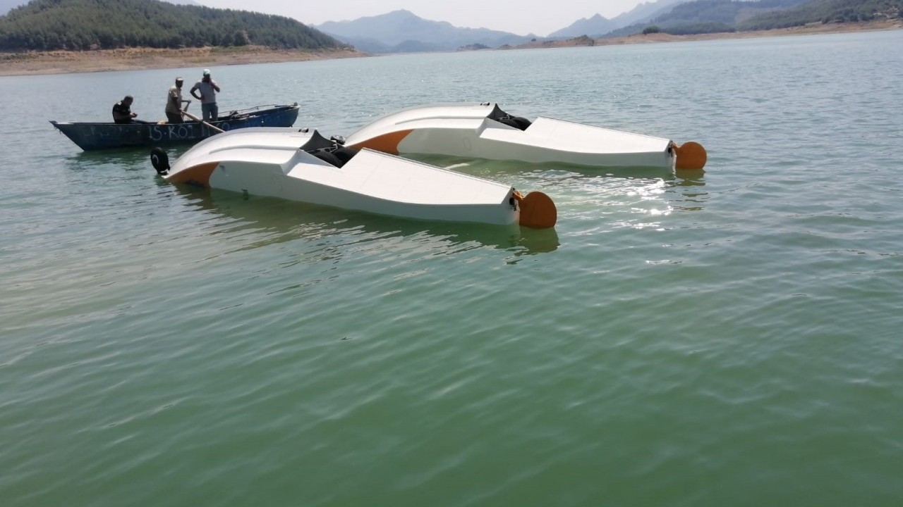 Foto - Burdur'da barajdan su almaya çalışan uçak düştü!