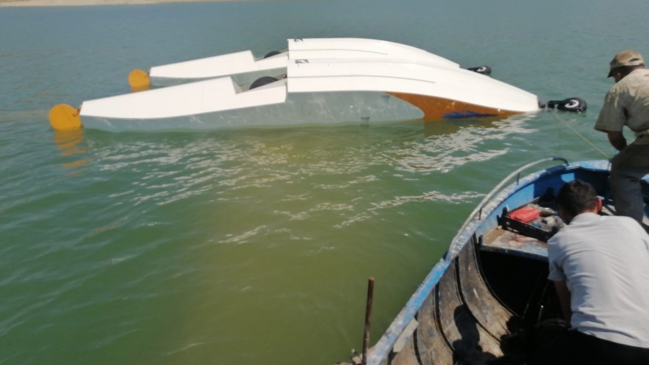 Foto - Burdur'da barajdan su almaya çalışan uçak düştü!