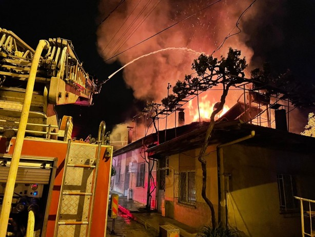 Foto - Burdur’da gece saatlerinde bir evde çıkan yangında maddi hasar oluştu