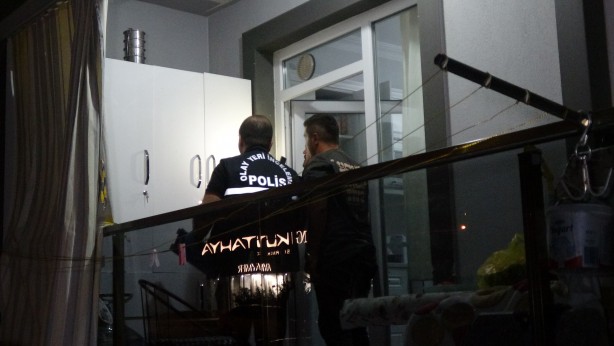 Burdur’da otomobile sıkılan kurşunlar balkonda oturan yaşlı çifte isabet etti