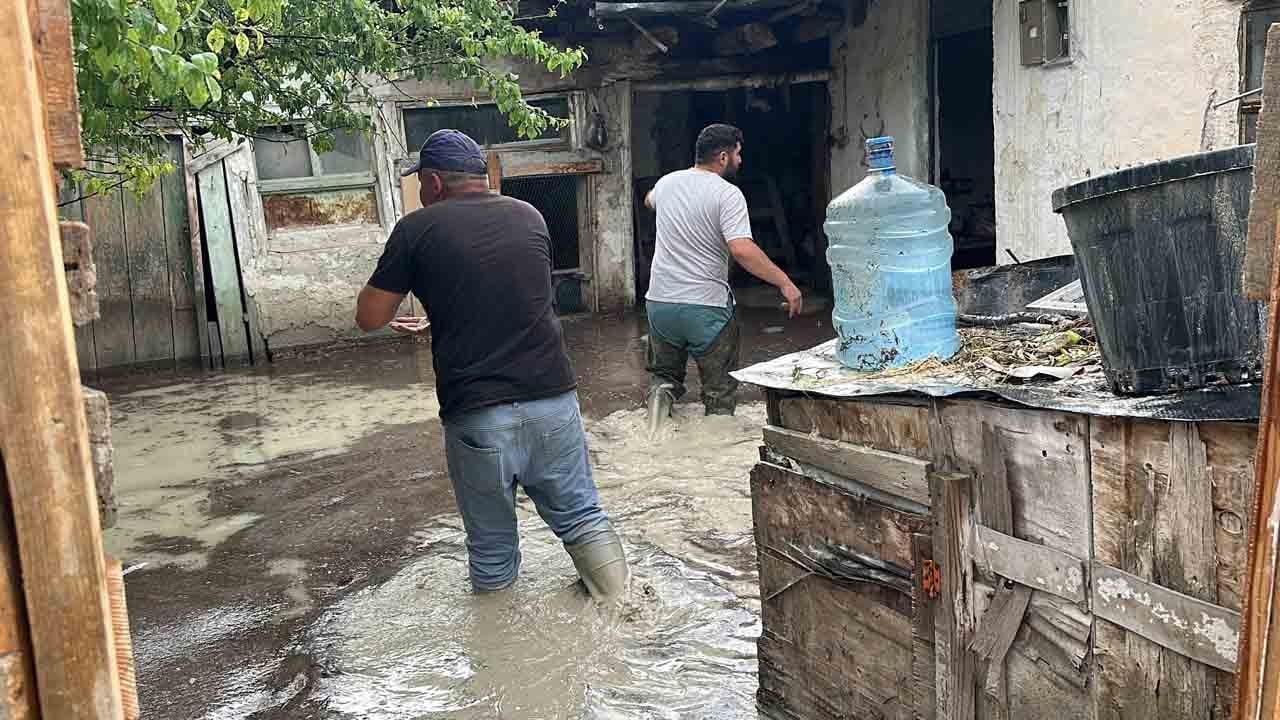 Burdur’u sağanak vurdu: Evleri su, yolları çamur bastı