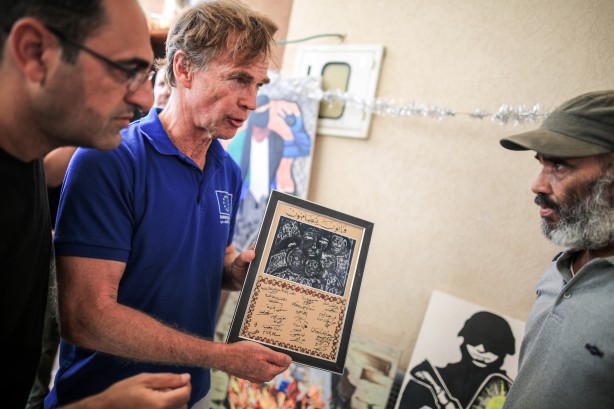 Foto - Burgsdorff, İsrail'in öldürdüğü Filistinli sanatçının ailesini ziyaret etti