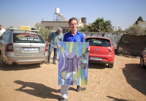 Foto - Burgsdorff, İsrail'in öldürdüğü Filistinli sanatçının ailesini ziyaret etti