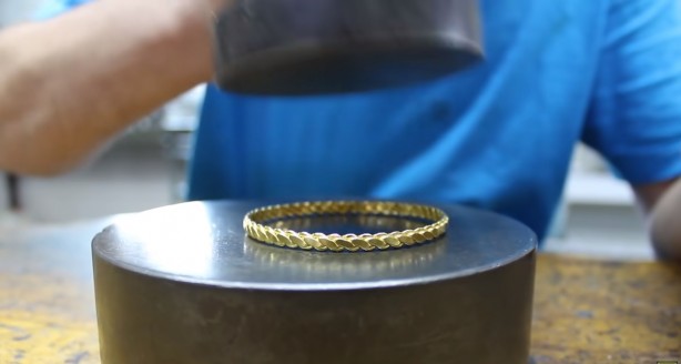 Foto - Burgu bileziğin nasıl yapıldığını hiç merak ettiniz mi? İşte cevabı…