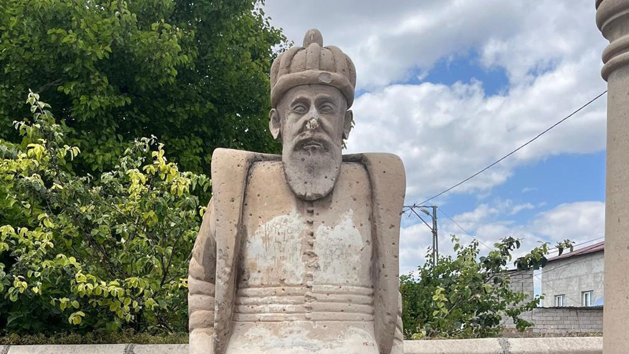 Burnu kırıldı, elleri boyandı! Mimar Sinan’ın heykeline çirkin saldırı