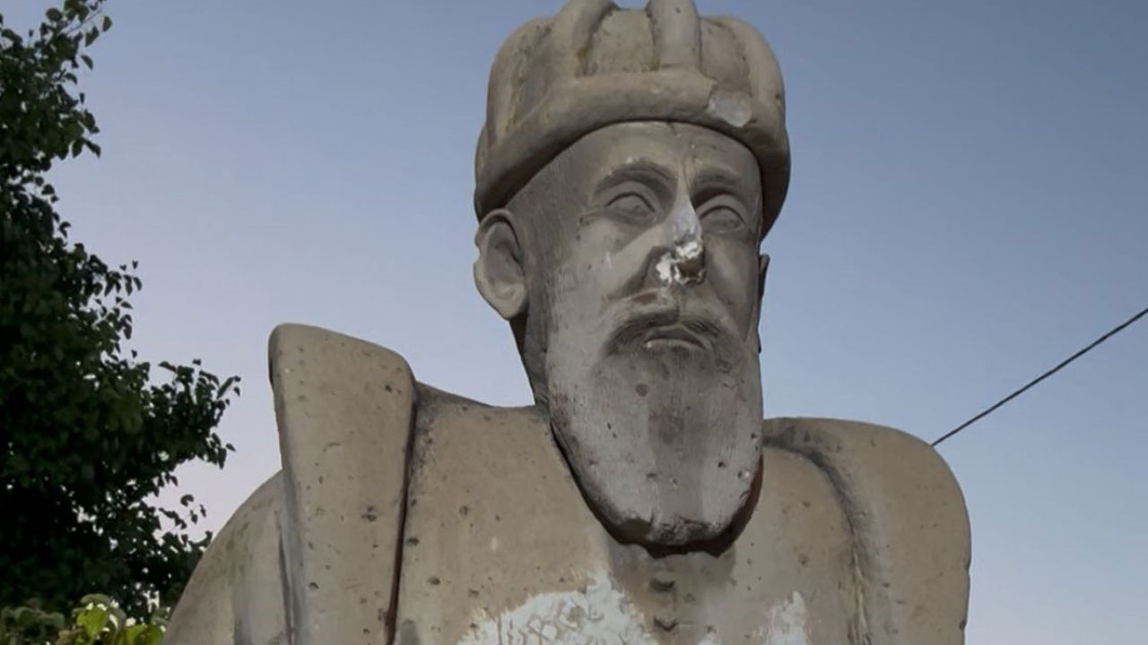 Foto - Burnu kırıldı, elleri boyandı! Mimar Sinan’ın heykeline çirkin saldırı