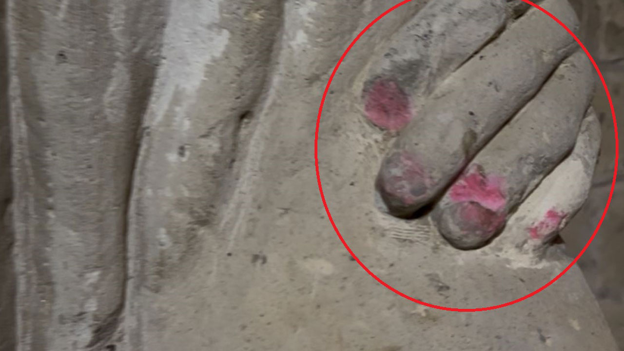 Foto - Burnu kırıldı, elleri boyandı! Mimar Sinan’ın heykeline çirkin saldırı