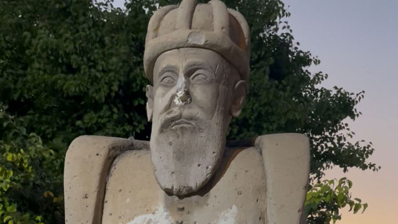 Foto - Burnu kırıldı, elleri boyandı! Mimar Sinan’ın heykeline çirkin saldırı