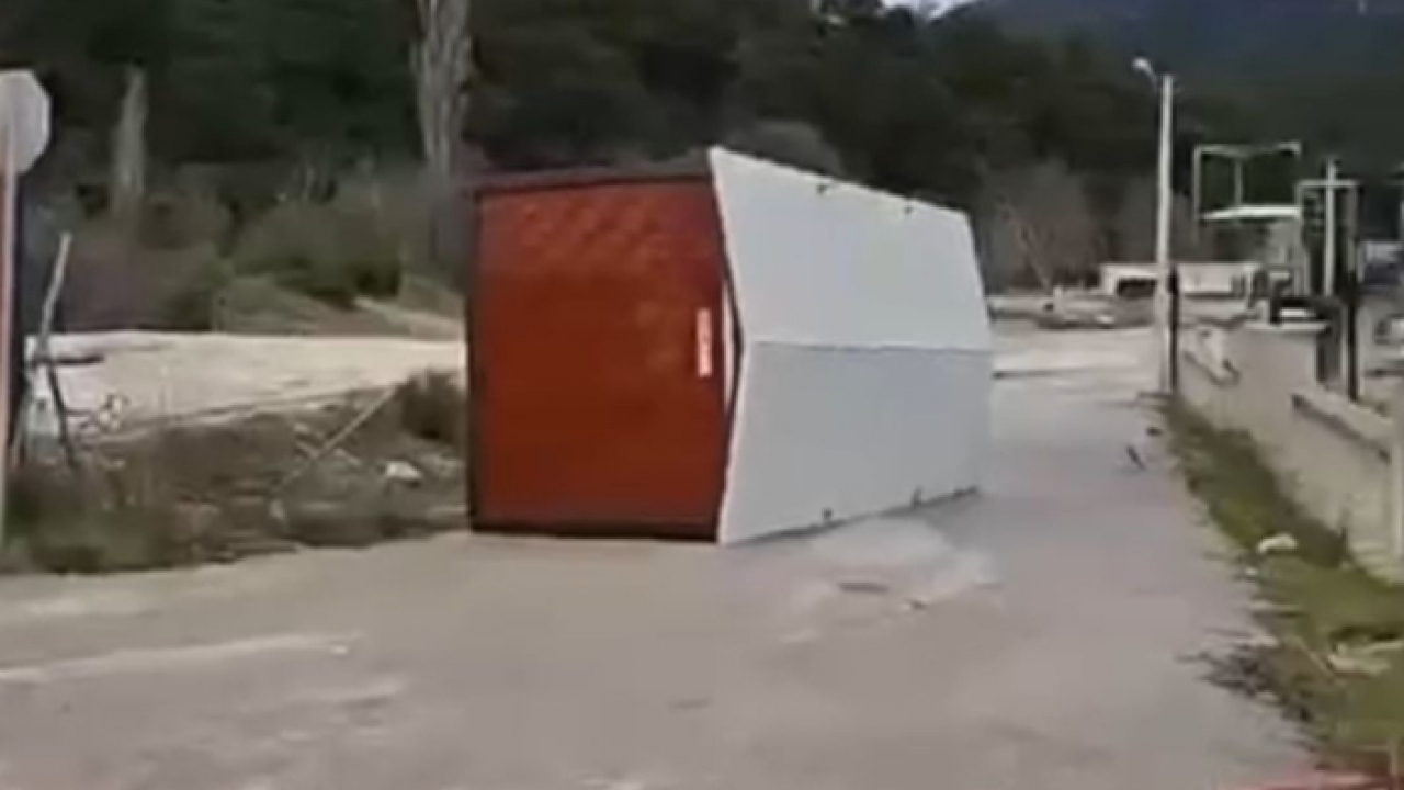 Bursa fırtınaya teslim: Ağaçlar devrildi, vatandaşlar yürümekte güçlük çekti