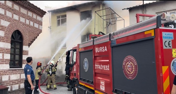 Bursa'da 3 katlı bina alev alev yandı