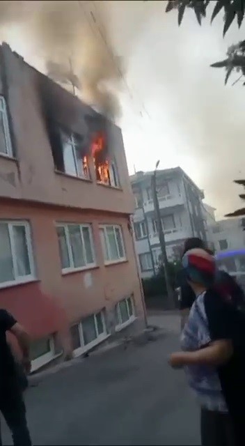 Foto - Bursa'da 3 katlı binanın en üst katı alev alev yandı