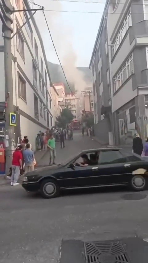 Foto - Bursa'da 3 katlı binanın en üst katı alev alev yandı