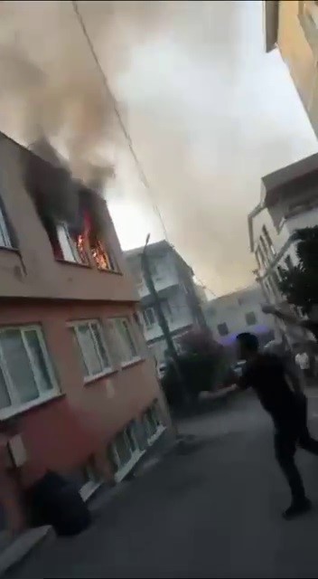 Bursa'da 3 katlı binanın en üst katı alev alev yandı