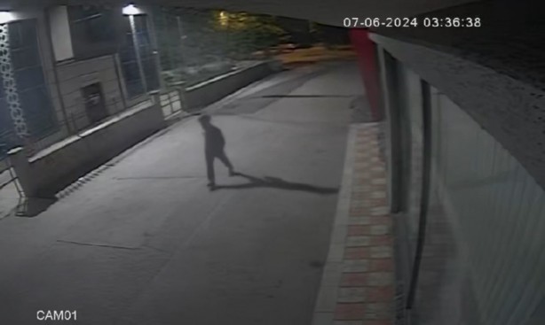 Foto - Bursa'da 5 okulu soydu...Önce kameraya, sonra polise yakalandı