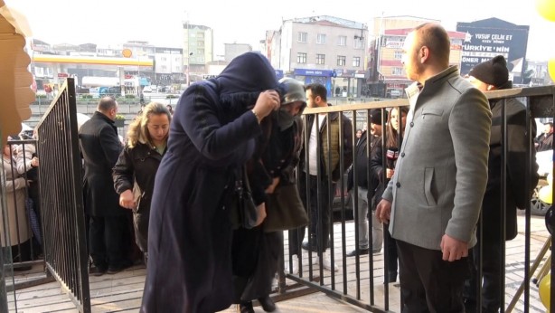 Foto - Bursa’da akıl almaz görüntü! Bunun için birbirlerini ezip, çocuklarını kaybettiler! O çılgınlığın sebebi bakın ne çıktı