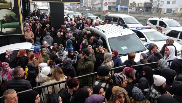 Foto - Bursa’da akıl almaz görüntü! Bunun için birbirlerini ezip, çocuklarını kaybettiler! O çılgınlığın sebebi bakın ne çıktı