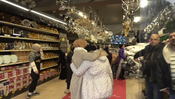 Foto - Bursa’da akıl almaz görüntü! Bunun için birbirlerini ezip, çocuklarını kaybettiler! O çılgınlığın sebebi bakın ne çıktı