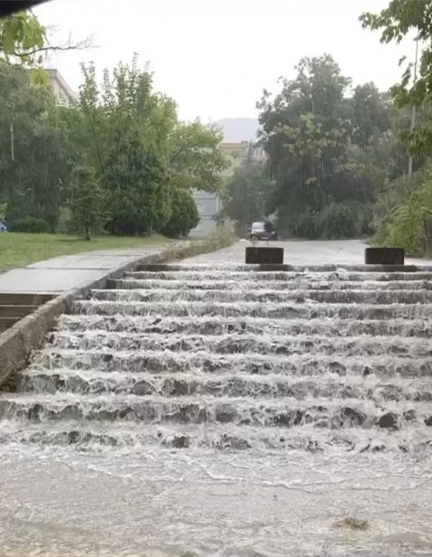Foto - Bursa'da aniden bastıran yağmur hayatı felç etti