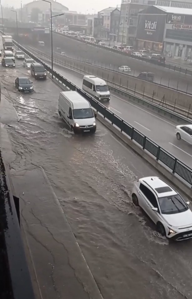 Bursa'da aniden bastıran yağmur hayatı felç etti