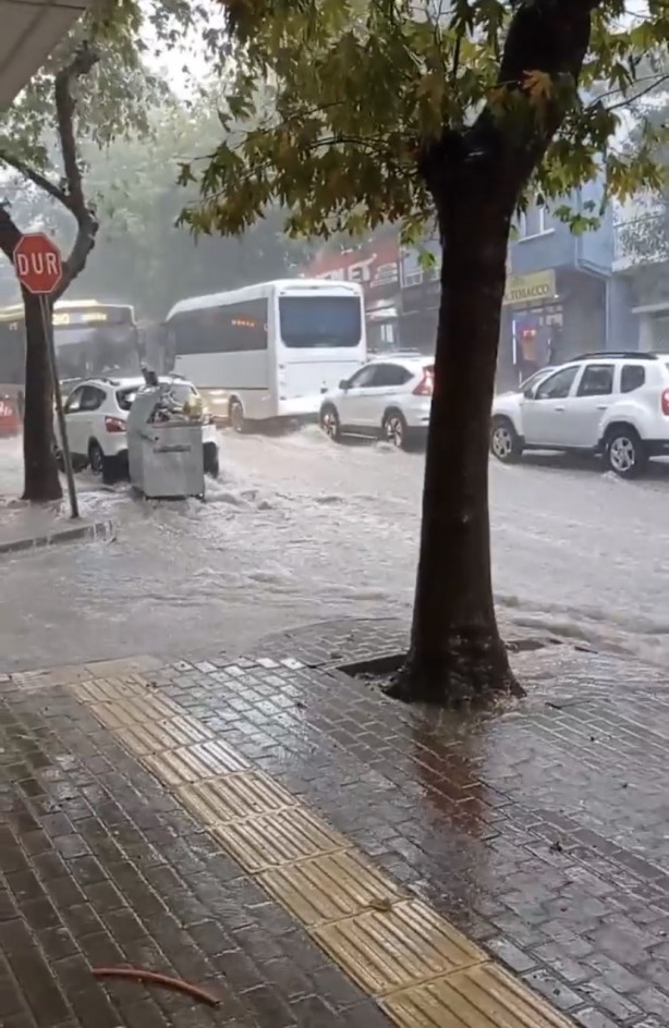 Foto - Bursa'da aniden bastıran yağmur hayatı felç etti