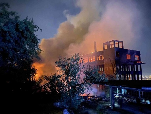 Foto - Bursa'da çıkan yangın geceyi aydınlattı