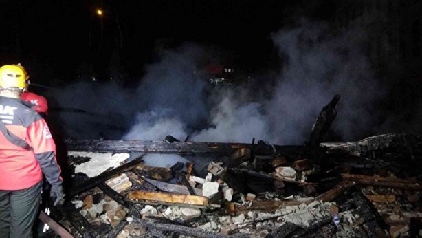 Foto - Bursa'da çıkan yangın geceyi aydınlattı