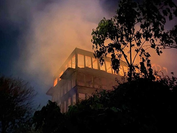 Foto - Bursa'da çıkan yangın geceyi aydınlattı