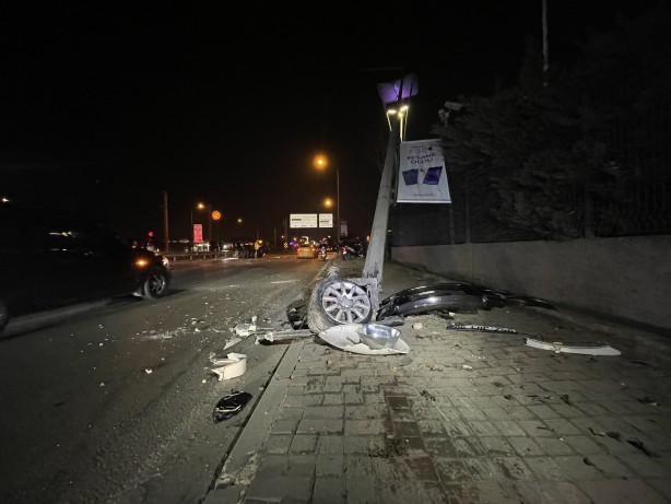 Foto - Bursa'da feci kaza! Araba inanılmaz halde...